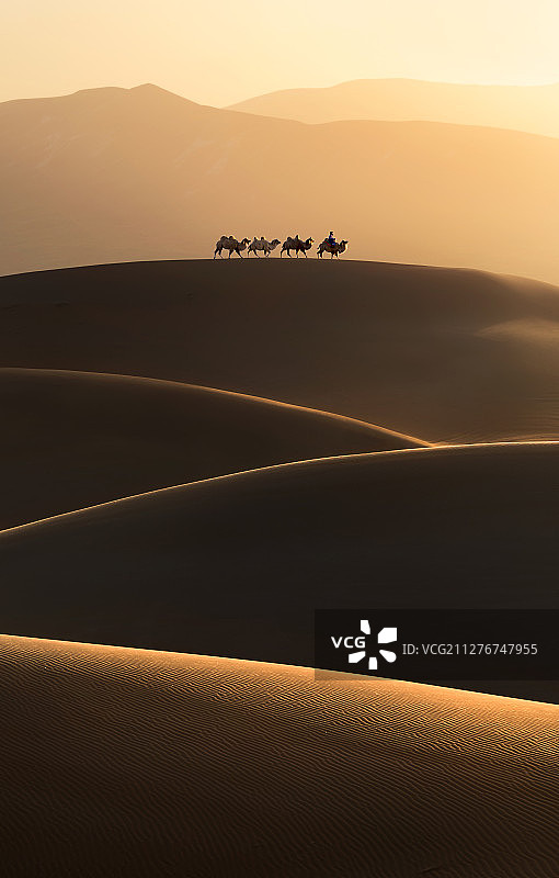 巴丹吉林沙漠光影前路漫漫图片素材