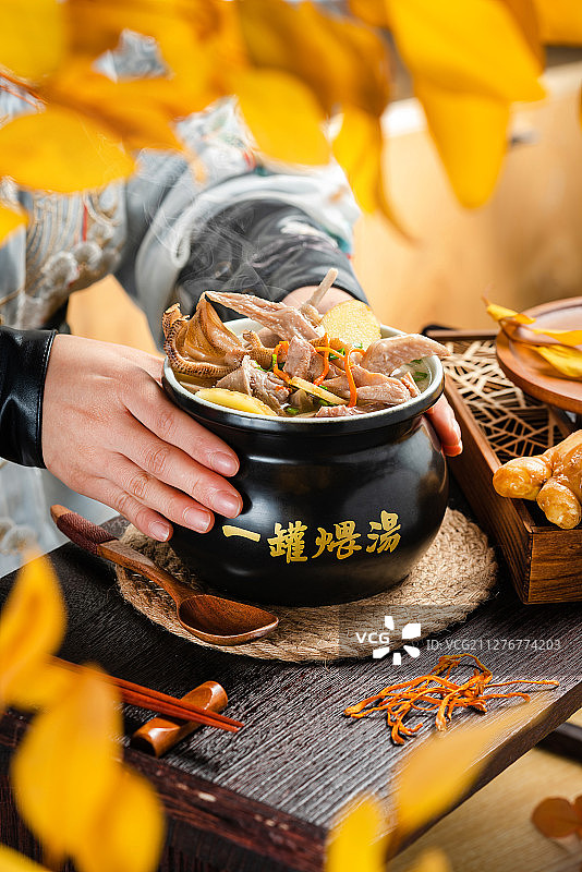 一碗热气腾腾的瓦罐汤图片素材