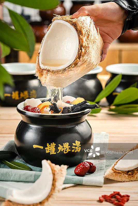 一碗热气腾腾的瓦罐汤图片素材