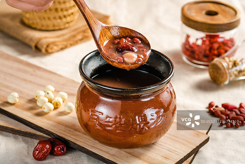 一碗热气腾腾的瓦罐汤图片素材