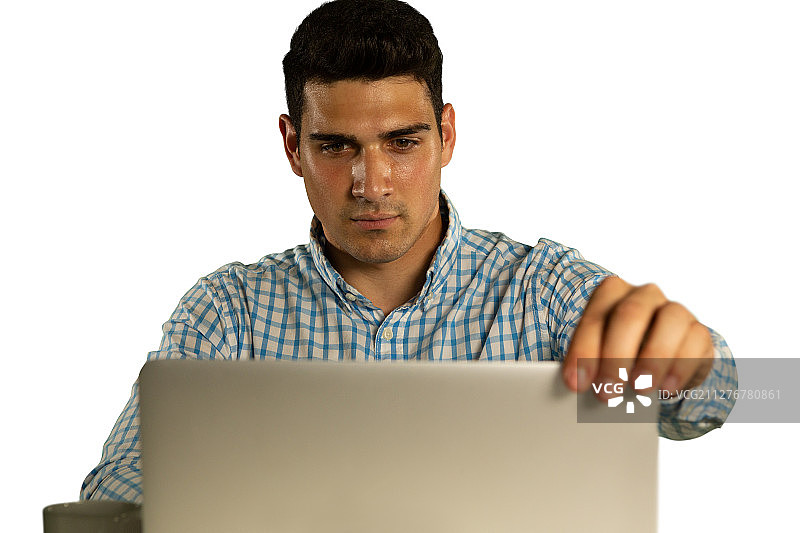 使用笔记本电脑的年轻商人图片素材