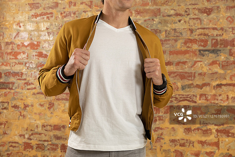 穿着休闲服装的年轻男人图片素材