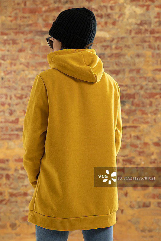 年轻女人穿休闲服装图片素材