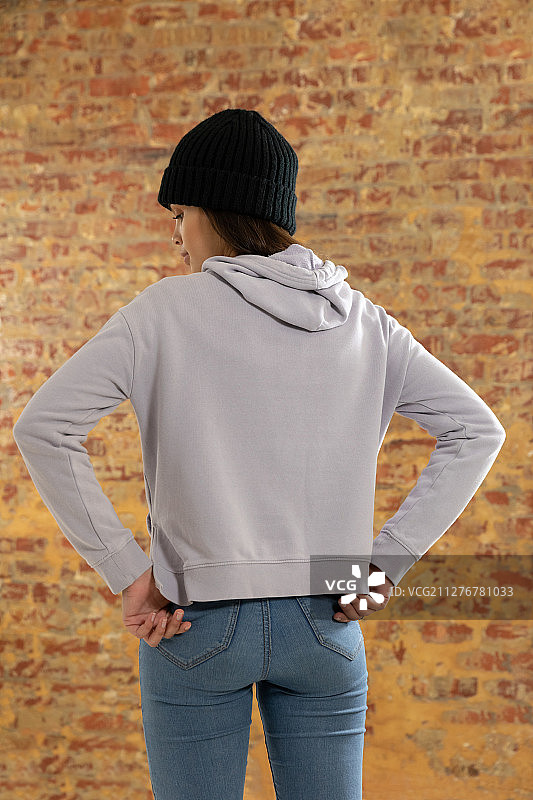 年轻女人穿休闲服装图片素材