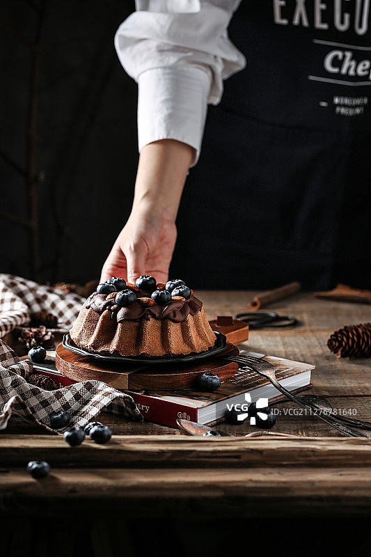 木桌上的咕咕霍夫蛋糕图片素材