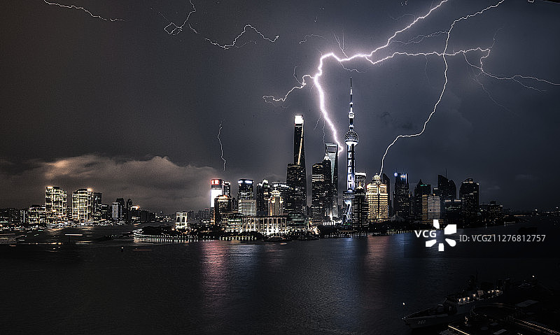 闪电和陆家嘴外滩图片素材