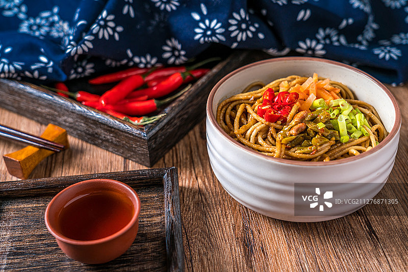 放在木桌上的武汉小吃热干面图片素材