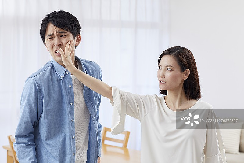 不快乐的日本家庭图片素材