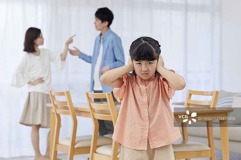 不快乐的日本家庭图片素材