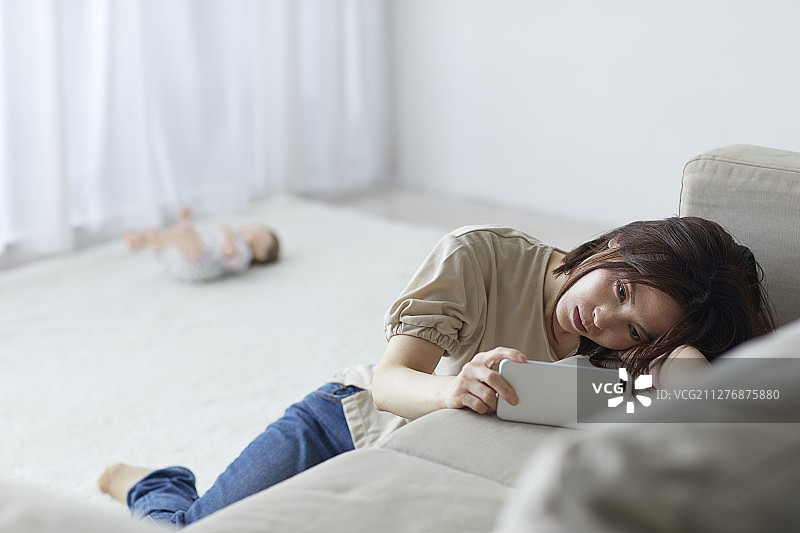 不高兴的日本母亲和新生婴儿图片素材