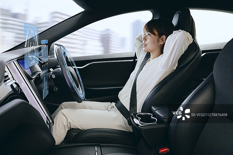 在自动驾驶汽车里的日本女人图片素材