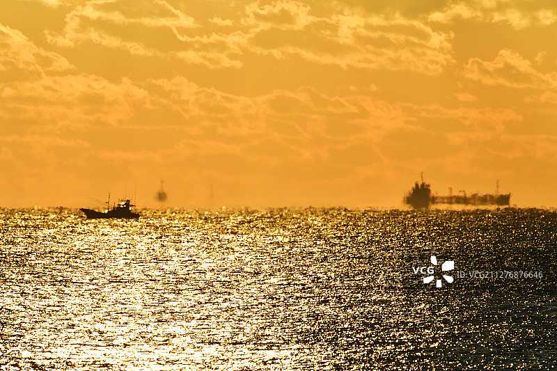 海上航行的船只图片素材