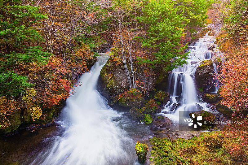 秋天的龙头瀑布图片素材