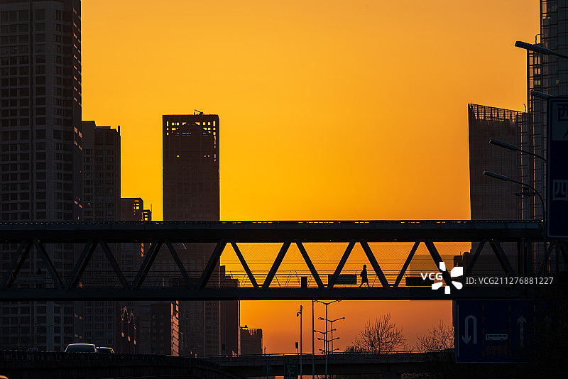 春分日，落日穿过天桥，映出归家的人图片素材