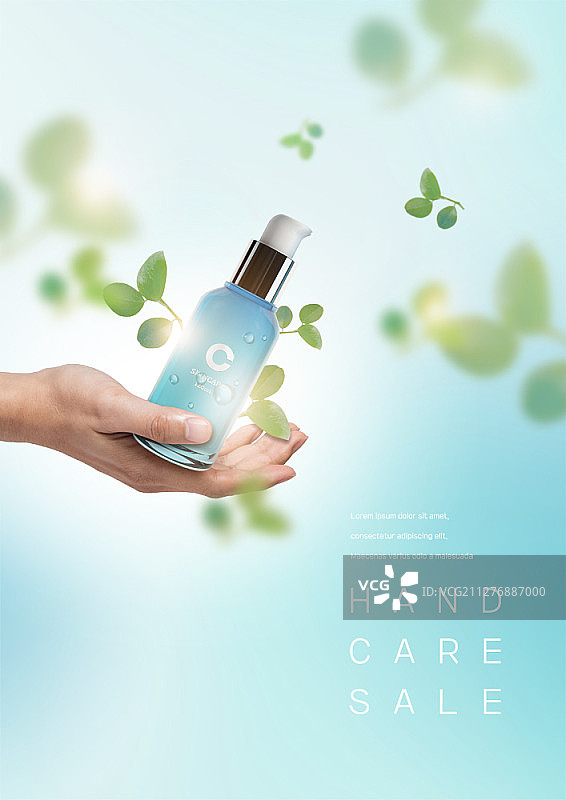 手持蓝色精华液瓶图片素材