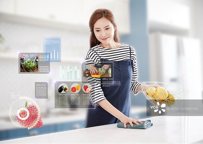 在厨房里扎着棕色半马尾辫的亚洲女人图片素材