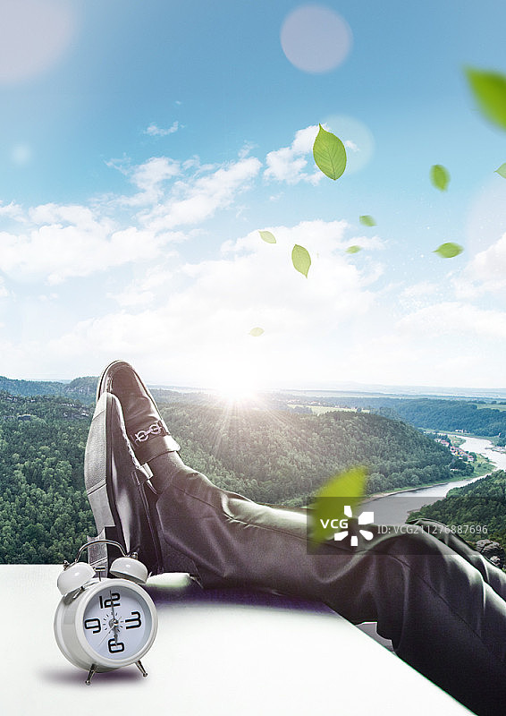 商人放在白色桌子上的腿和时钟图片素材