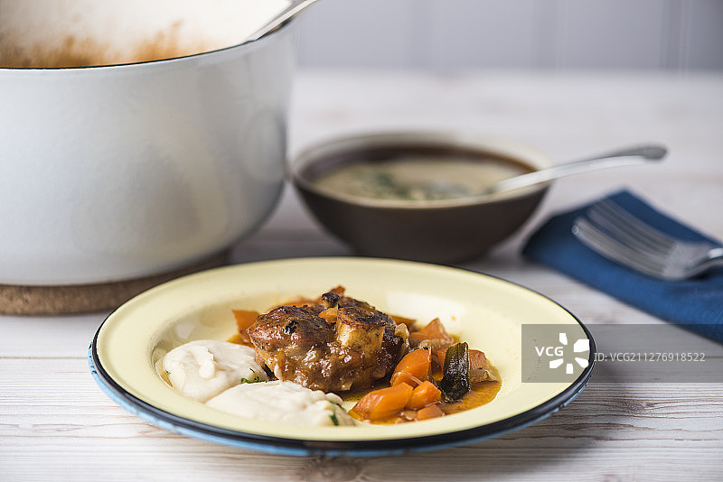 烩牛胫骨配土豆泥和蔬菜图片素材