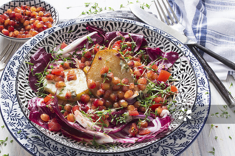烤梨石榴菊苣沙拉图片素材