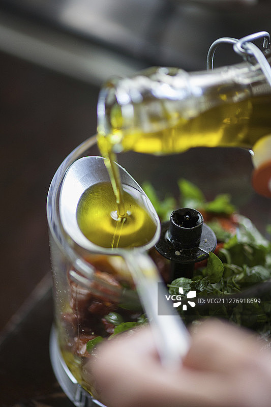 正在制作的罗索香蒜酱图片素材