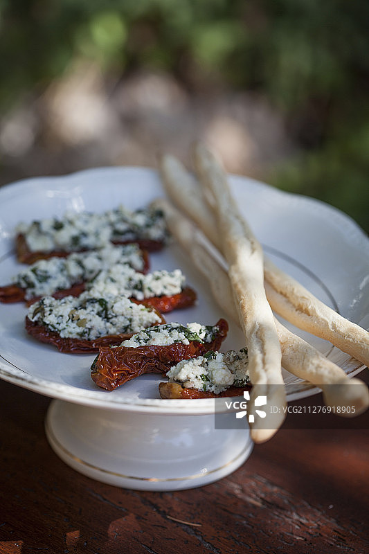 番茄干配香草烩饭和意式面包棒图片素材