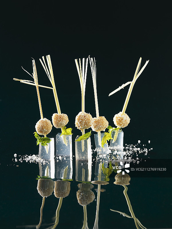 香茅块上的鸡肉果仁糖图片素材