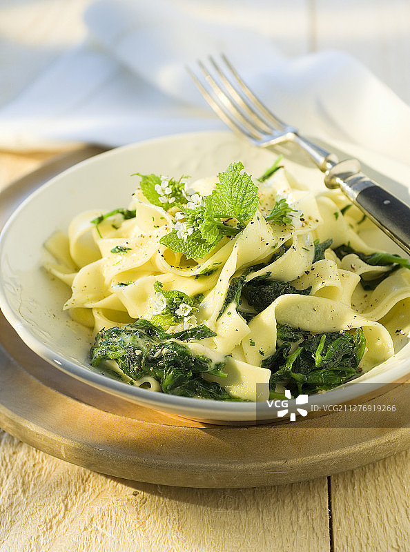 戈贡佐拉奶酪野菜意大利宽面图片素材