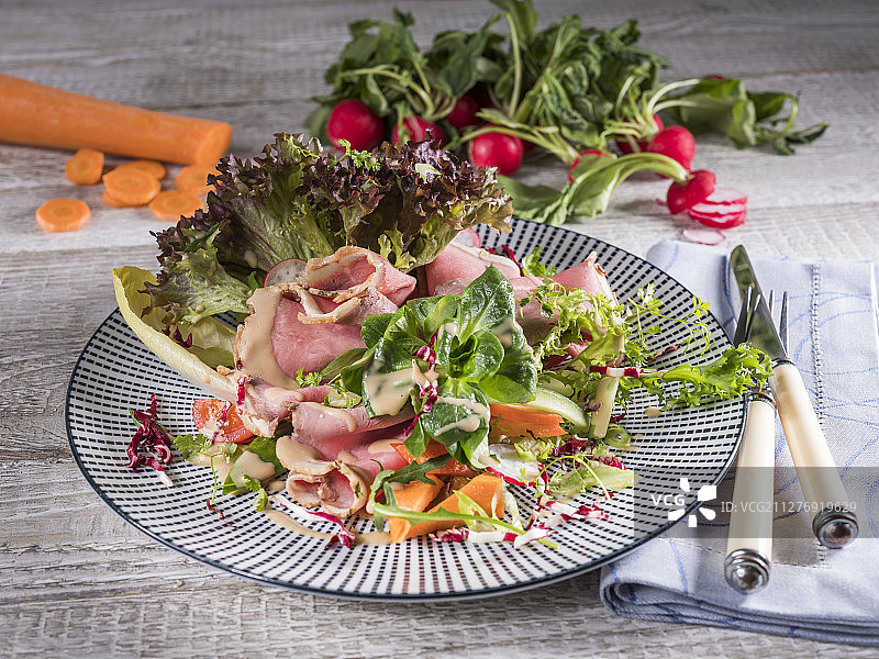 烤牛肉混合沙拉图片素材