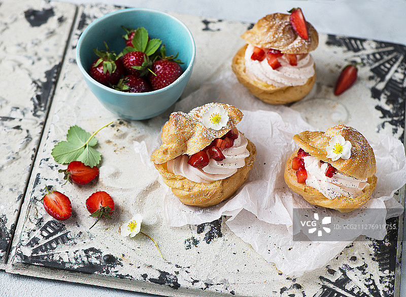 草莓奶油泡芙图片素材