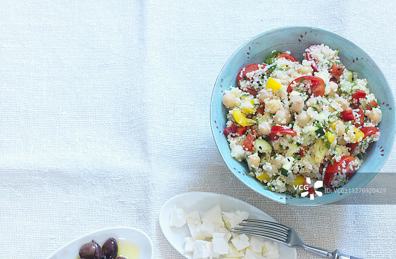 羊乳酪和橄榄古斯米沙拉图片素材