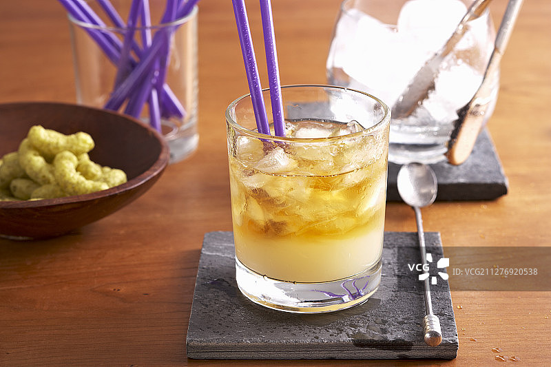 康沃尔纳什鸡尾酒—— 一款用三重秒、金酒、葡萄柚汁和樱桃白兰地调制的康沃尔朗姆酒鸡尾酒图片素材