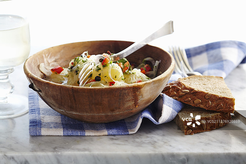 香草胡椒腌制酸奶酪图片素材