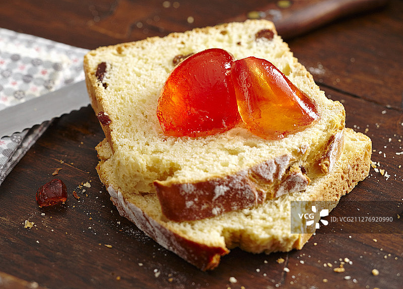 两片葡萄干面包上的粉色西柚果冻图片素材