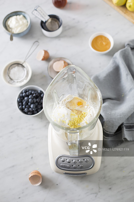 正在制作的蓝莓煎饼：搅拌机中的面糊配料图片素材