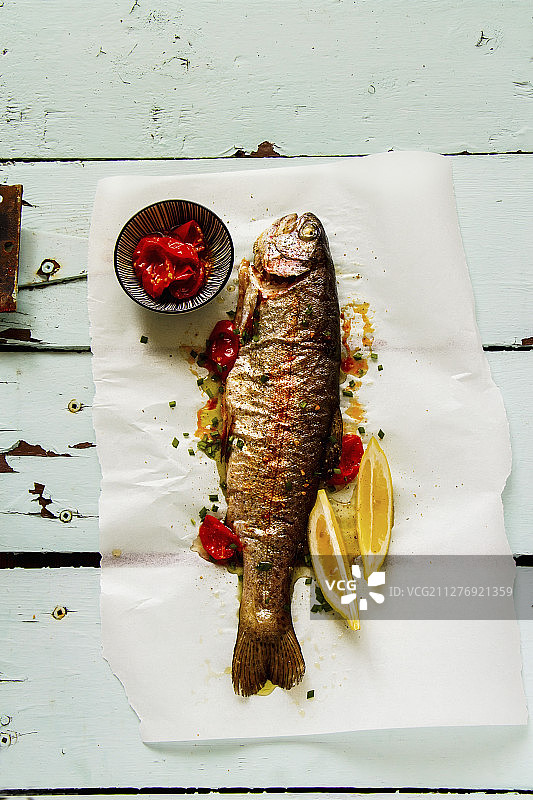 烤鳟鱼配香草和柠檬图片素材