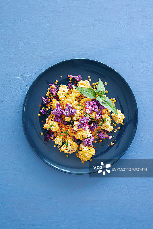 红扁豆沙拉配彩色花椰菜和越南香菜（纯素）图片素材
