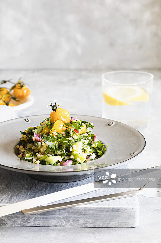 保加麦塔布勒沙拉配黄色番茄图片素材