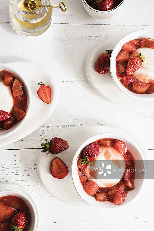 草莓清汤酪乳意式奶冻图片素材