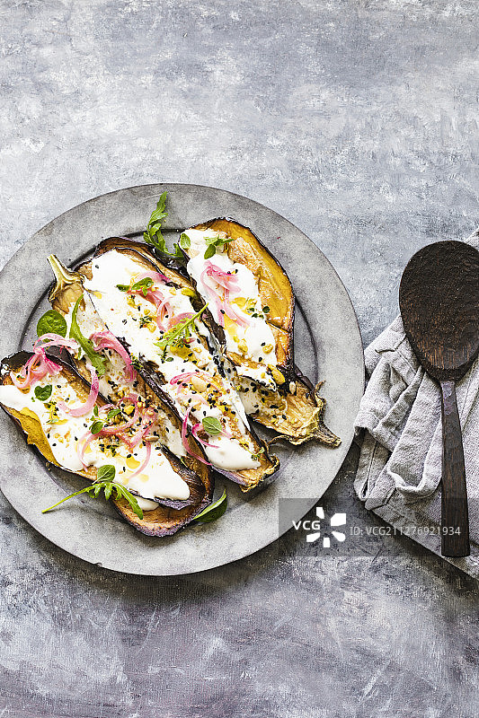 烤茄子配酪乳芝麻酱图片素材