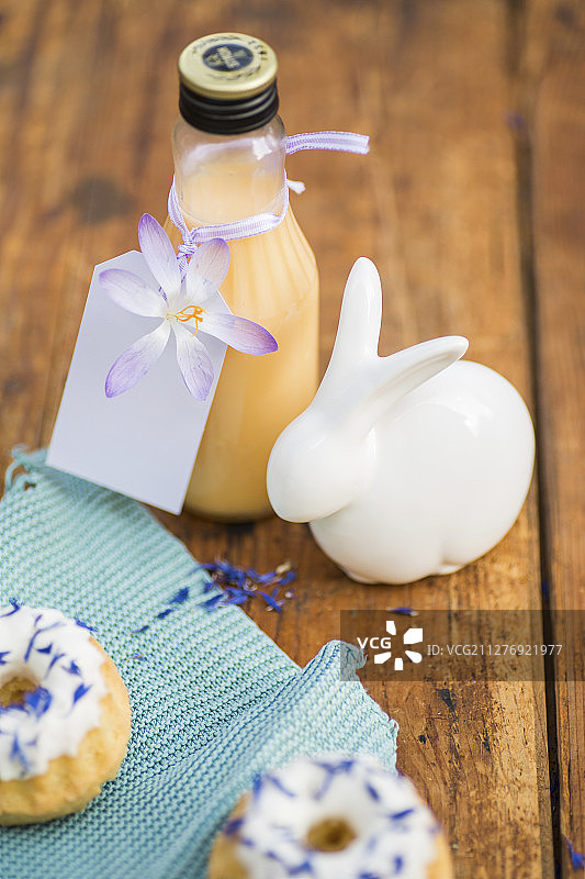 瓶装蛋奶酒，用作复活节礼物图片素材