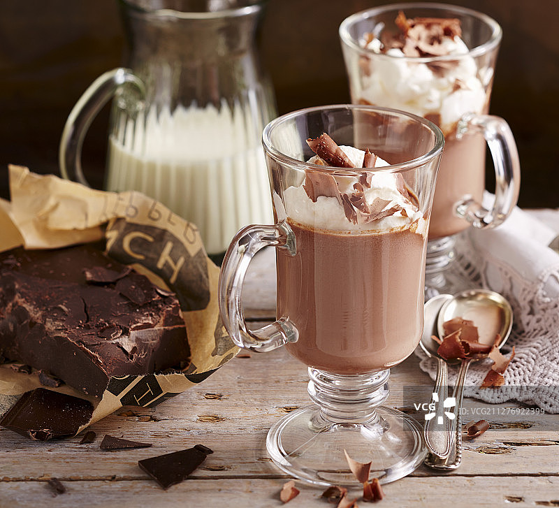 牛奶和鲜奶油热巧克力图片素材