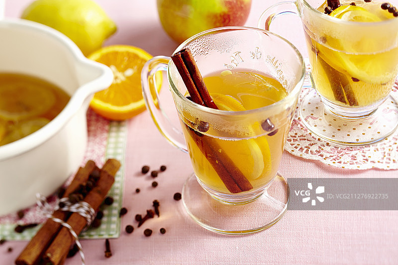 热苹果汁配橙子、柠檬、丁香、肉桂和多香果图片素材