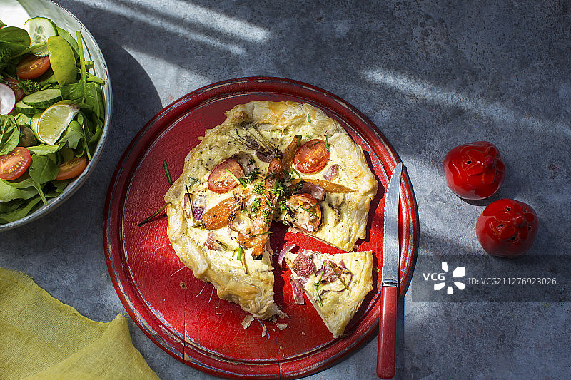 蔬菜馅饼切片搭配沙拉图片素材