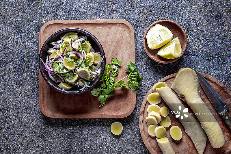 海藻蔬菜沙拉配柠檬、香菜和紫洋葱图片素材