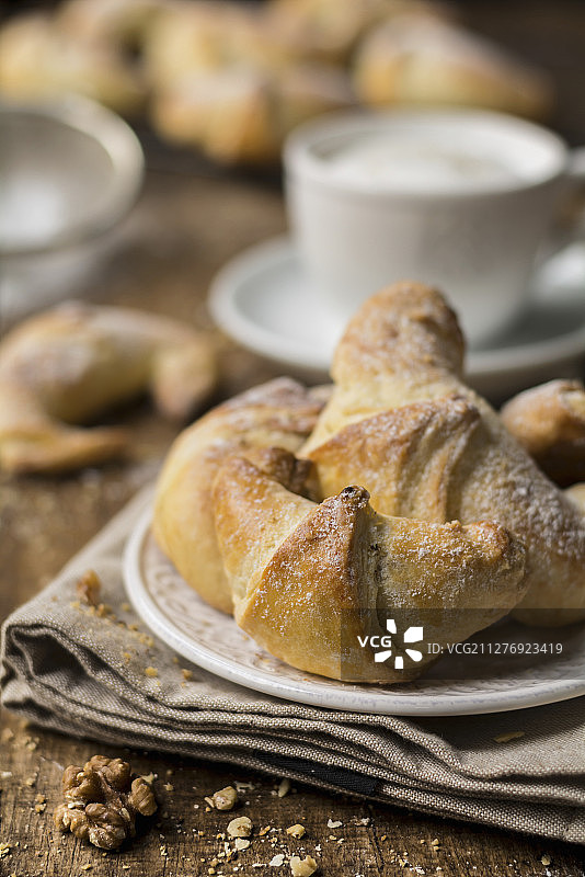 糖霜核桃糕点和卡布奇诺图片素材