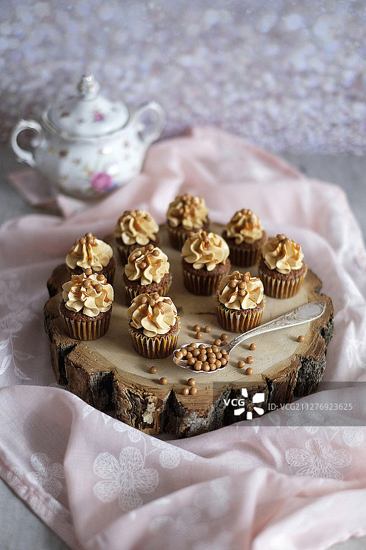 迷你焦糖纸杯蛋糕图片素材