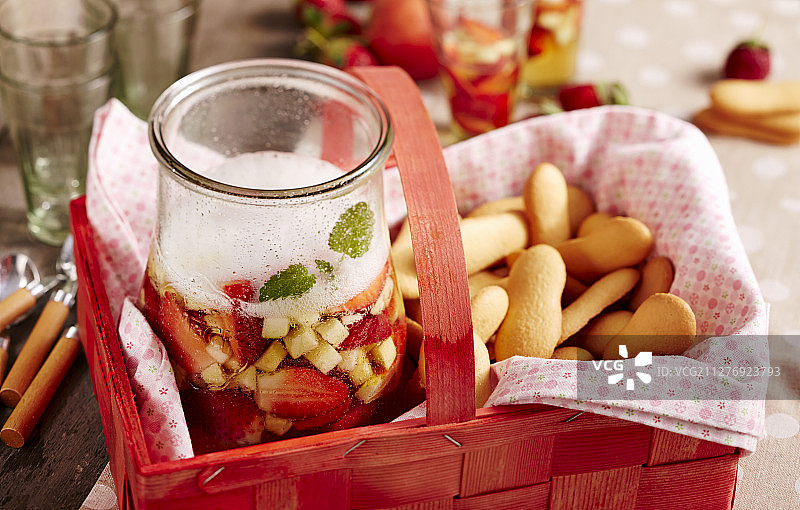 野餐篮里的草莓苹果潘趣酒图片素材