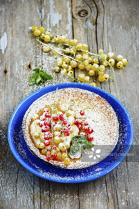 自制丹麦煎饼配红白醋栗图片素材