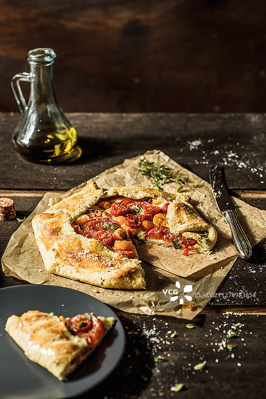 番茄、马苏里拉奶酪和香草馅饼图片素材