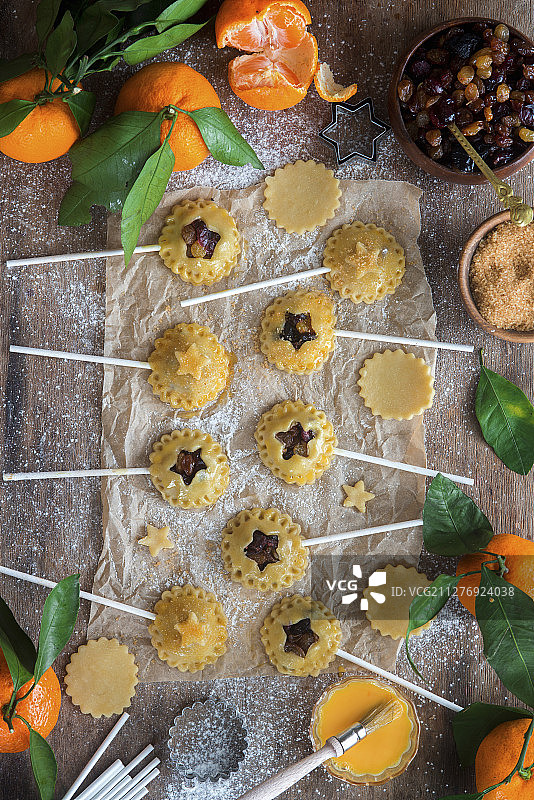 烘烤前的肉馅饼棒图片素材